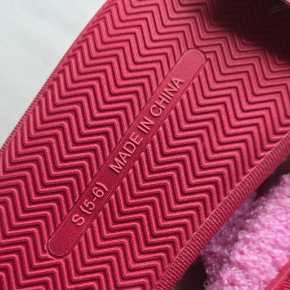 🆕️ Lola Soft Red and Pink Heart Slippers NWT - Picture 6 of 6